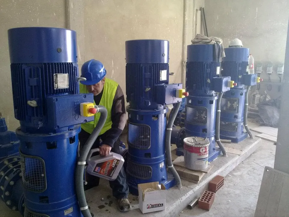 Técnico de Marcres revisando un grupo de bombas en una sala técnica